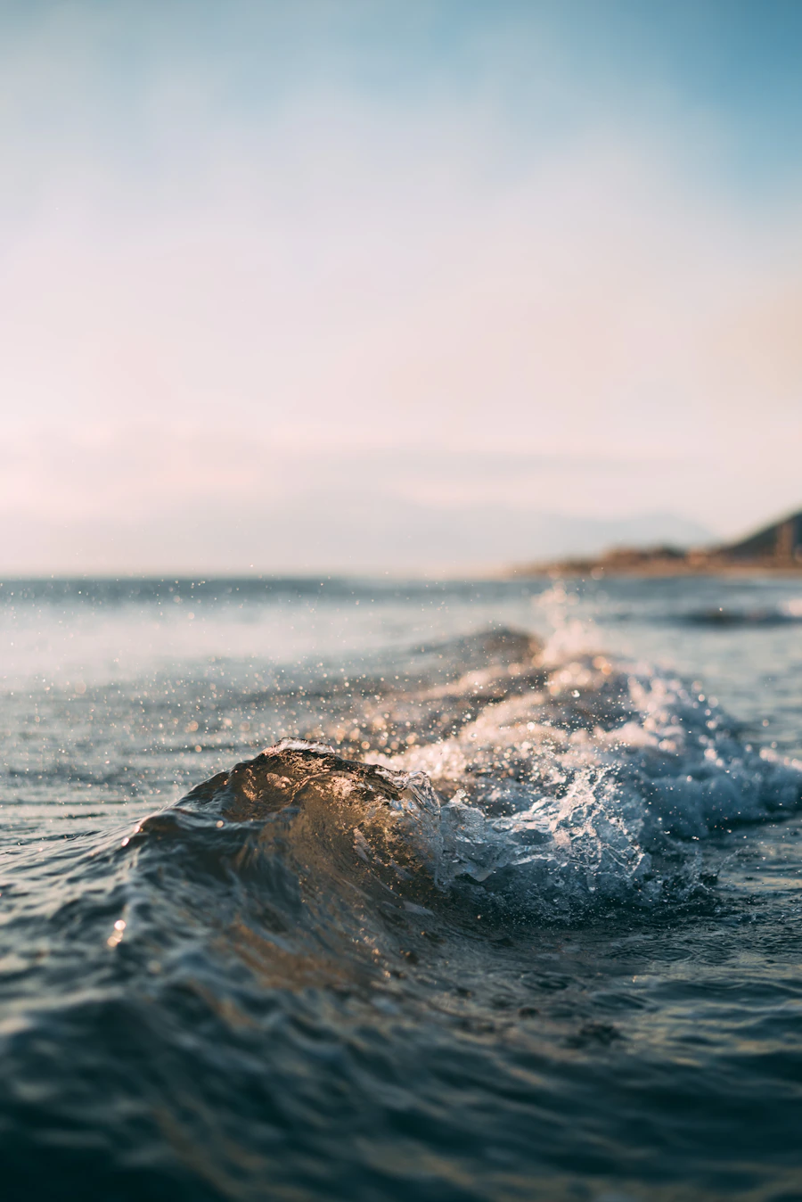 Ondas do mar em movimento contínuo, imagem que remete a fluxos de dados constantes e resilientes