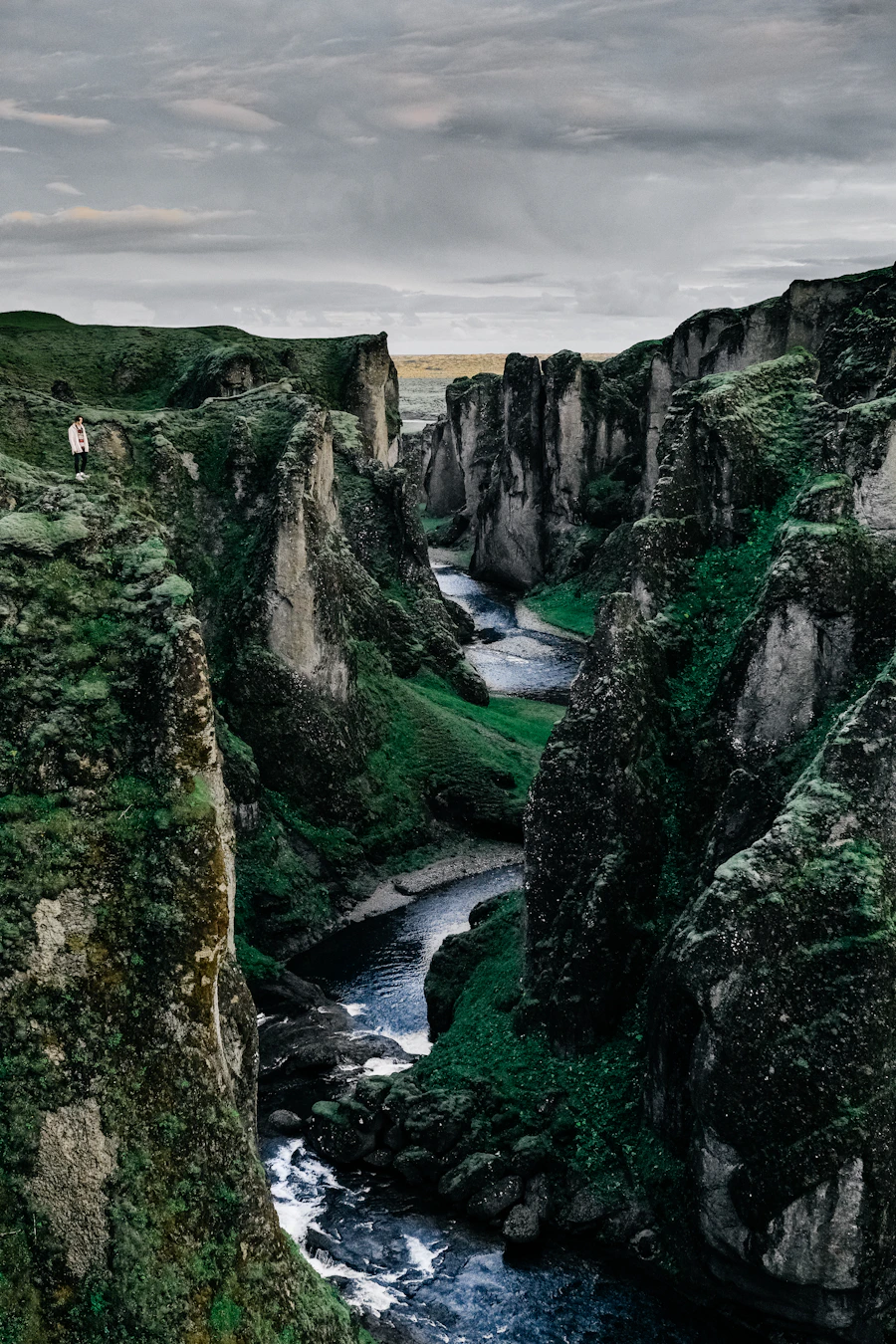 Estrada sinuosa cortando montanhas verdes, imagem que remete a uma migração planejada em etapas