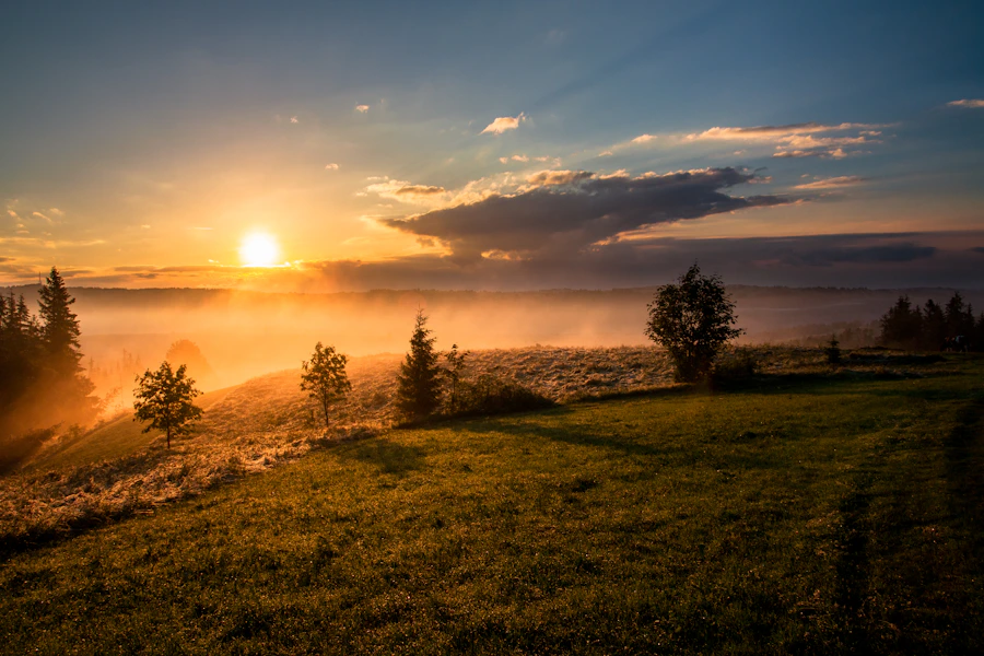 Paisagem de montanhas ao entardecer, com luz dourada que remete a ambientes distribuídos e serenos